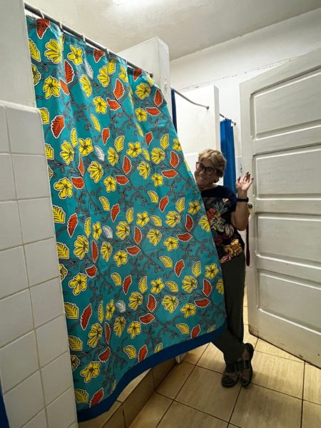 Campos de trabajo 2024: Cortinas de ducha para las niñas del hogar de acogida de Namaacha