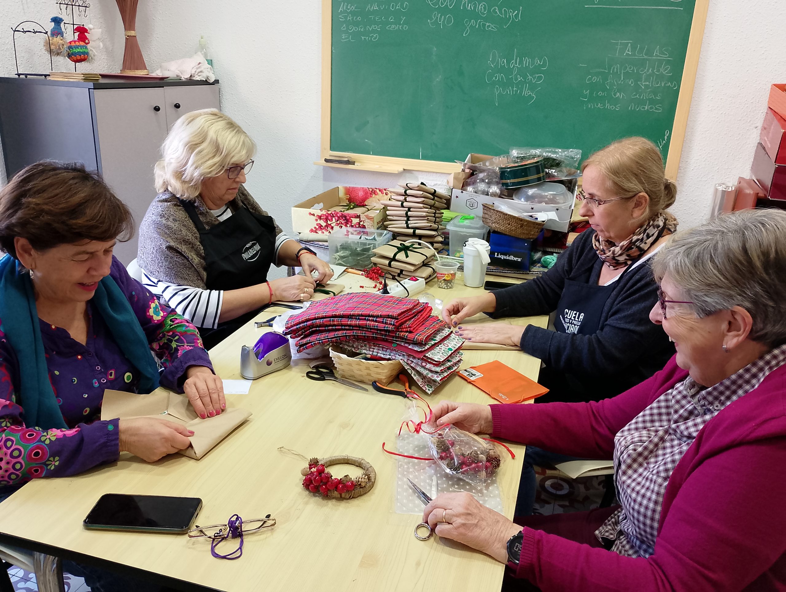 TALLERES SOLIDARIOS: PREPARANDO LA NAVIDAD